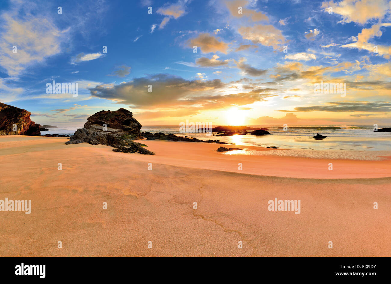 Portugal, Alentejo: Malerischen Sonnenuntergang am Strand von Porto Covo Stockfoto