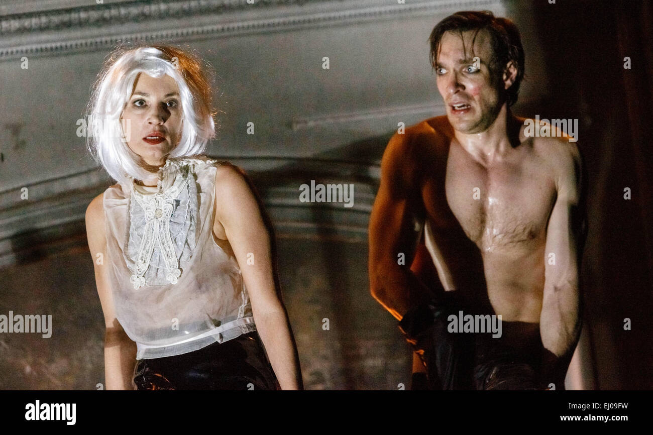 Schauspieler Jeanne Balibar als "Johanna" und Christoph Luser als "Ephraim" handeln in einen live-Videostream von backstage bei einer Presse-Probe von "Pastor Ephraim Magnus' in Hamburg, Deutschland, 18. März 2015. Das Stück unter der Regie von Frank Castorf, Premieren in Deutsches Schauspielhaus am 19. März 2015. Foto: Markus Scholz/dpa Stockfoto