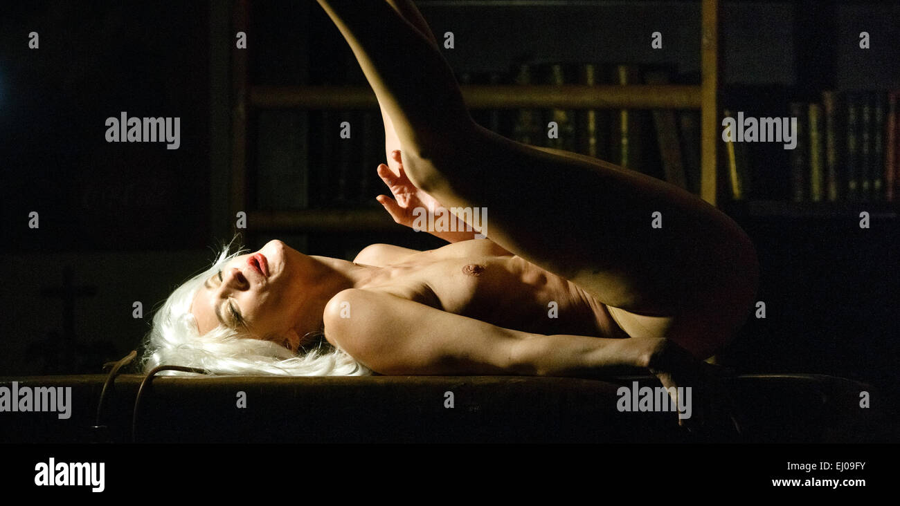 Schauspielerin Jeanne Balibar als "Johanna" wirkt in einen live-Videostream von backstage bei einer Presse-Probe von "Pastor Ephraim Magnus' in Hamburg, Deutschland, 18. März 2015. Das Stück unter der Regie von Frank Castorf, Premieren in Deutsches Schauspielhaus am 19. März 2015. Foto: Markus Scholz/dpa Stockfoto