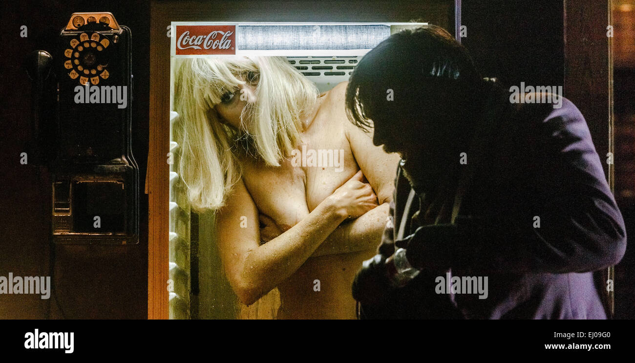 Schauspieler Jeanne Balibar als "Johanna" und Aljoscha Stadelmann als "Andreas" handeln in einen live-Videostream von backstage bei einer Presse-Probe von "Pastor Ephraim Magnus' in Hamburg, Deutschland, 18. März 2015. Das Stück unter der Regie von Frank Castorf, Premieren in Deutsches Schauspielhaus am 19. März 2015. Foto: Markus Scholz/dpa Stockfoto