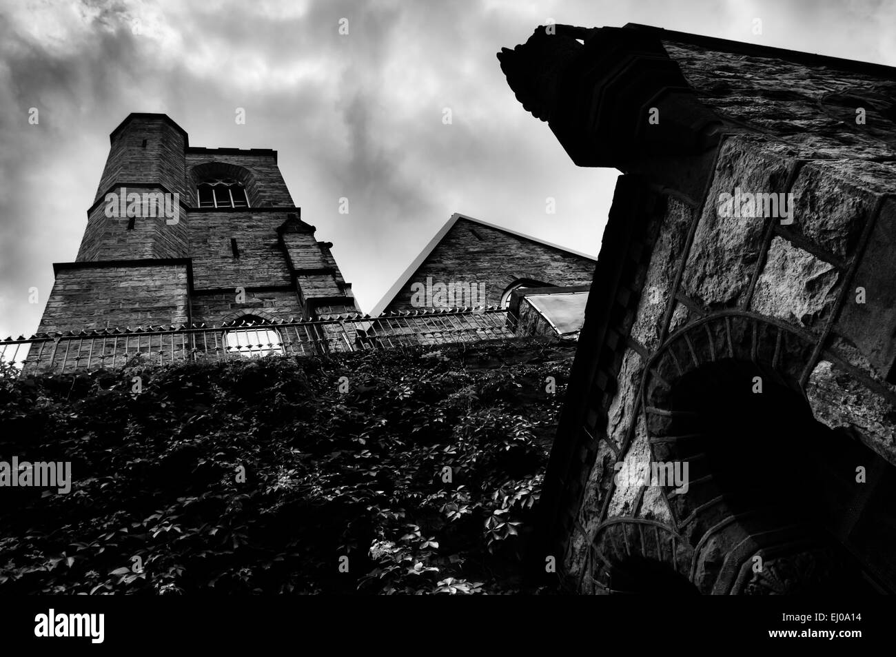 St. Mark's & John es Episcopal Church, gelegen in Jim Thorpe, Pennsylvania, mit dunklen Wolken über Kopf. Stockfoto