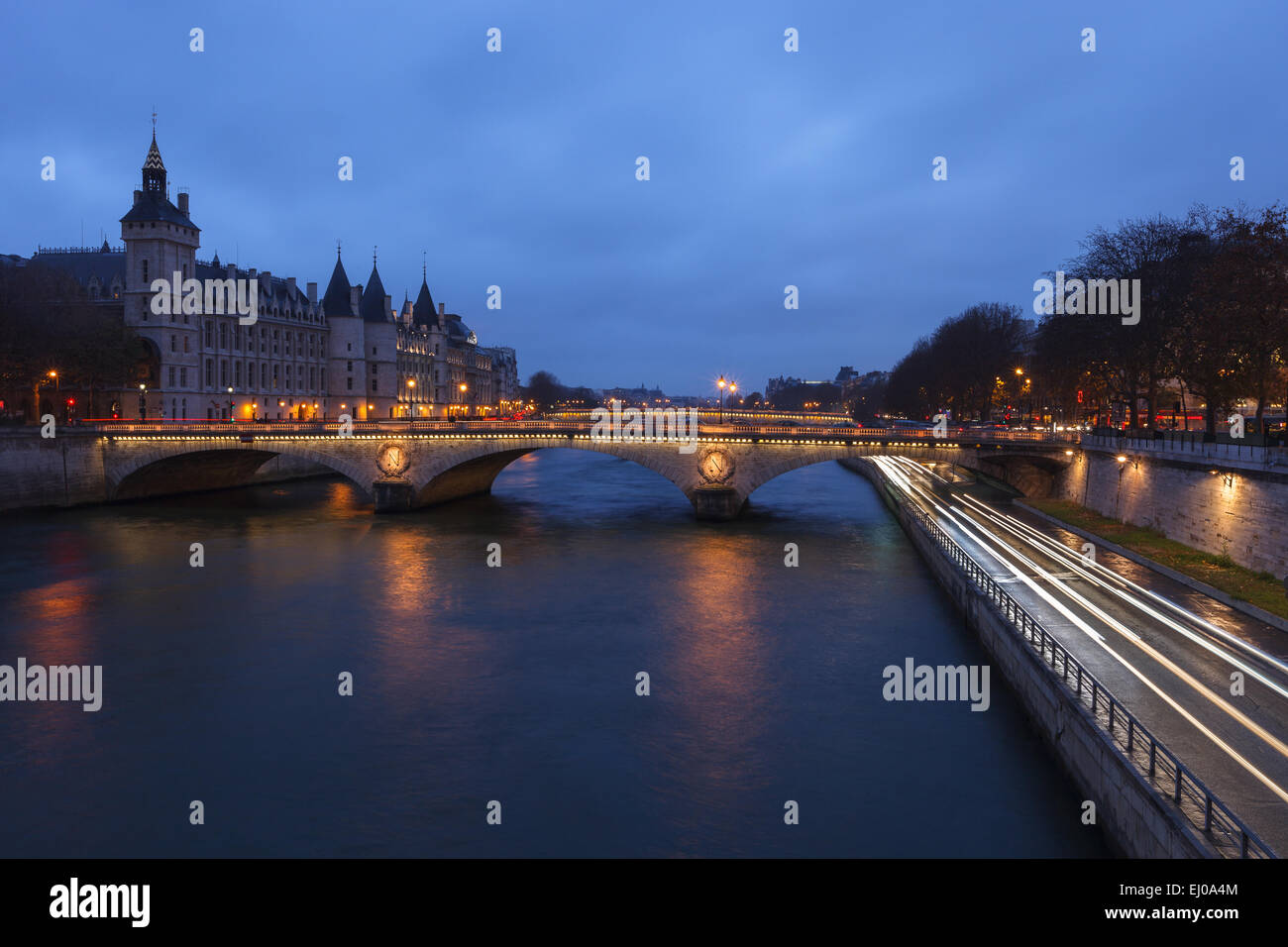 Blick auf die Seine von Twilight von Pont Notre-Dame, mit der Conciergerie im Hintergrund. Paris, Île-de-France, Frankreich. Stockfoto