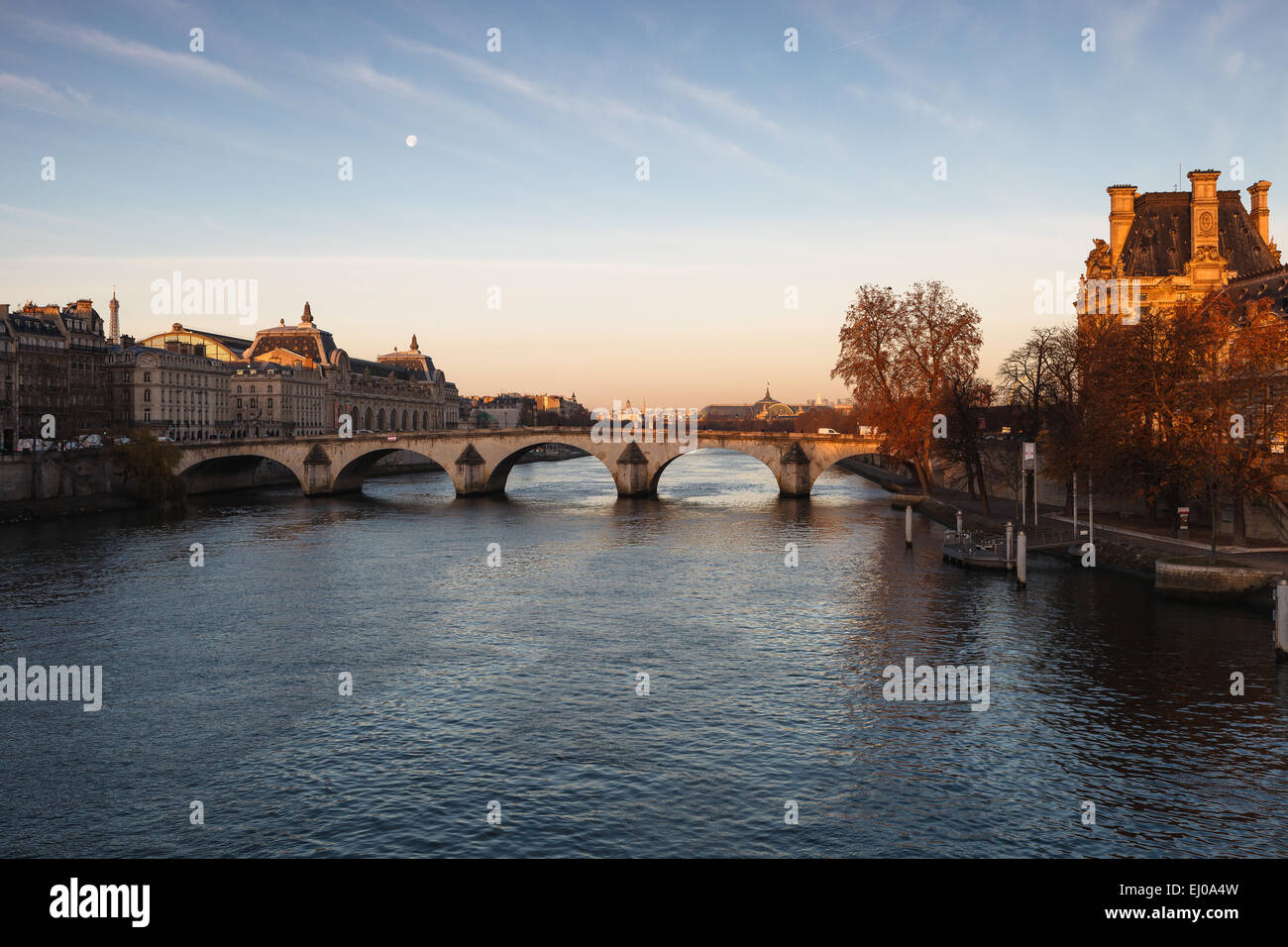 Paris bei Sonnenaufgang vom Seineufer aus gesehen Stockfoto
