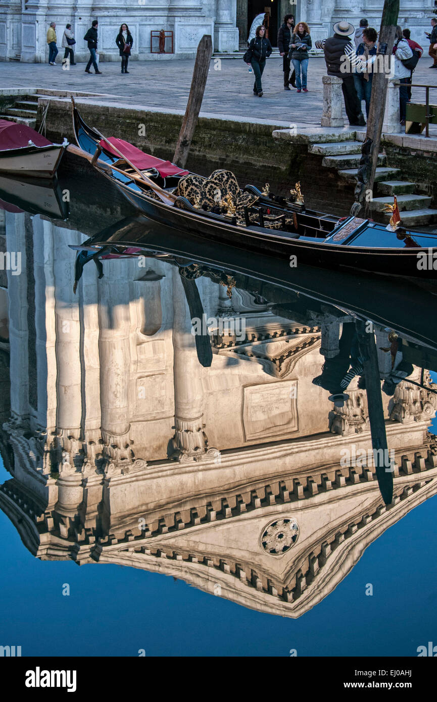 Campo San Barnaba spiegelt sich in den Kanal Rio de San Barnaba mit einer Gondel. Stockfoto
