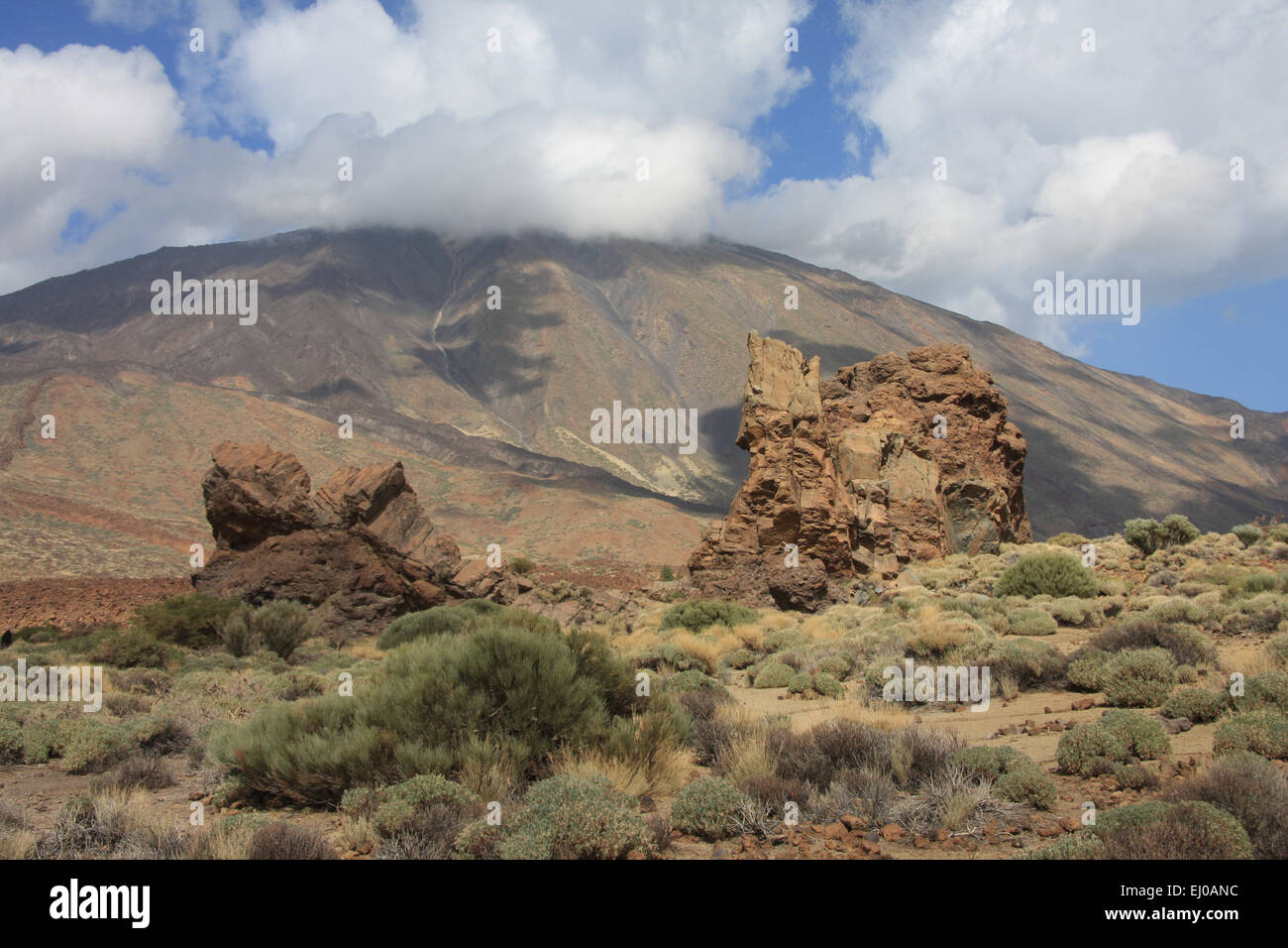 Spanien, Europa, Teneriffa, Kanarische Inseln, Canadas del Teide, Kliff, Klippe Bildung, volcanical, Teide, Wolken, Berge, Stockfoto