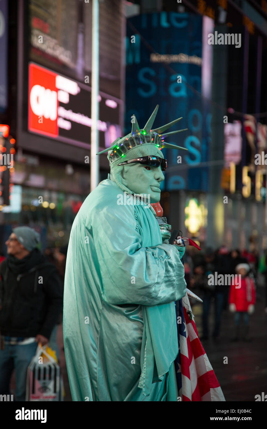 Person gekleidet im Statue of Liberty am Times Square, New York Stockfoto