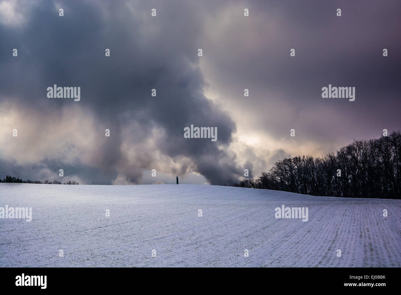 Gewitterwolken über dem Schnee bedeckt Feld in ländlichen York County, Pennsylvania. Stockfoto