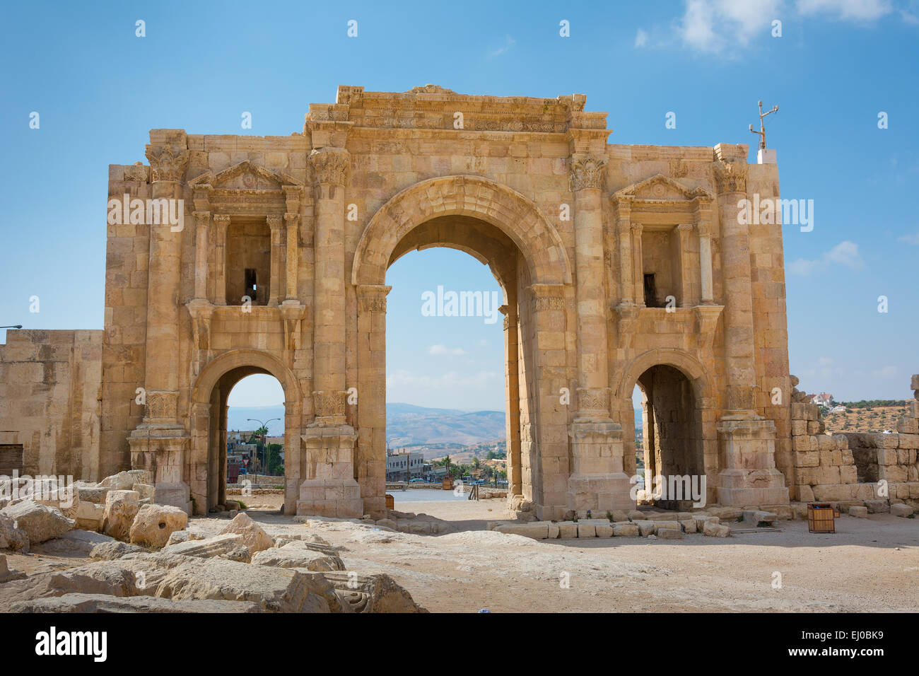 Der Bogen des Hadrian in Jerash in Jordanien zeigt die Sicht nach hintere Stockfoto
