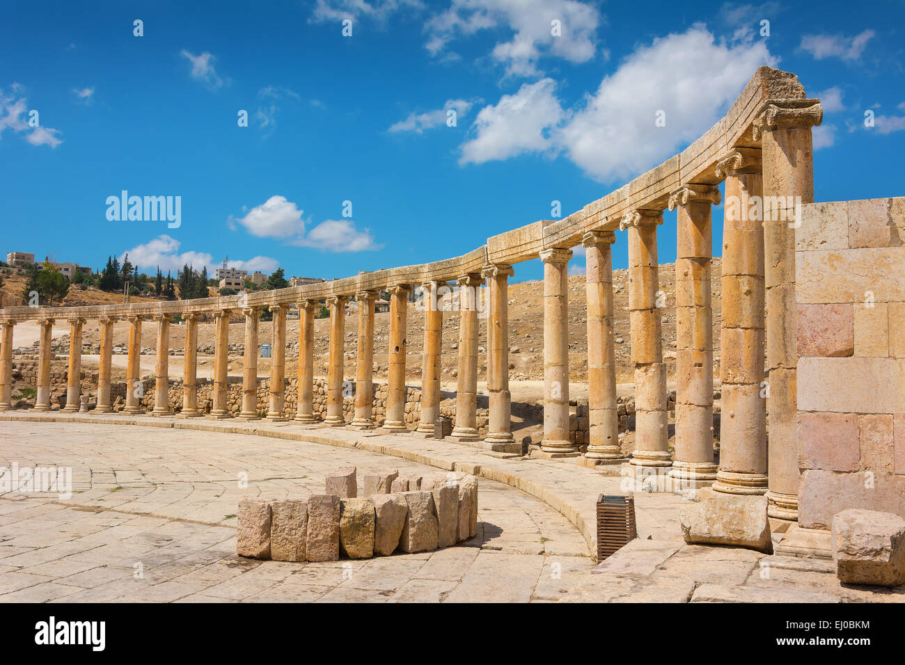 Halbkreis von Spalten bilden einen Platz bei den antiken Ruinen von Jerash in Jordanien. Stockfoto
