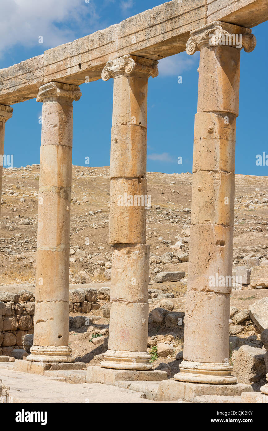 Halbkreis von Spalten bilden einen Platz bei den antiken Ruinen von Jerash in Jordanien. Stockfoto