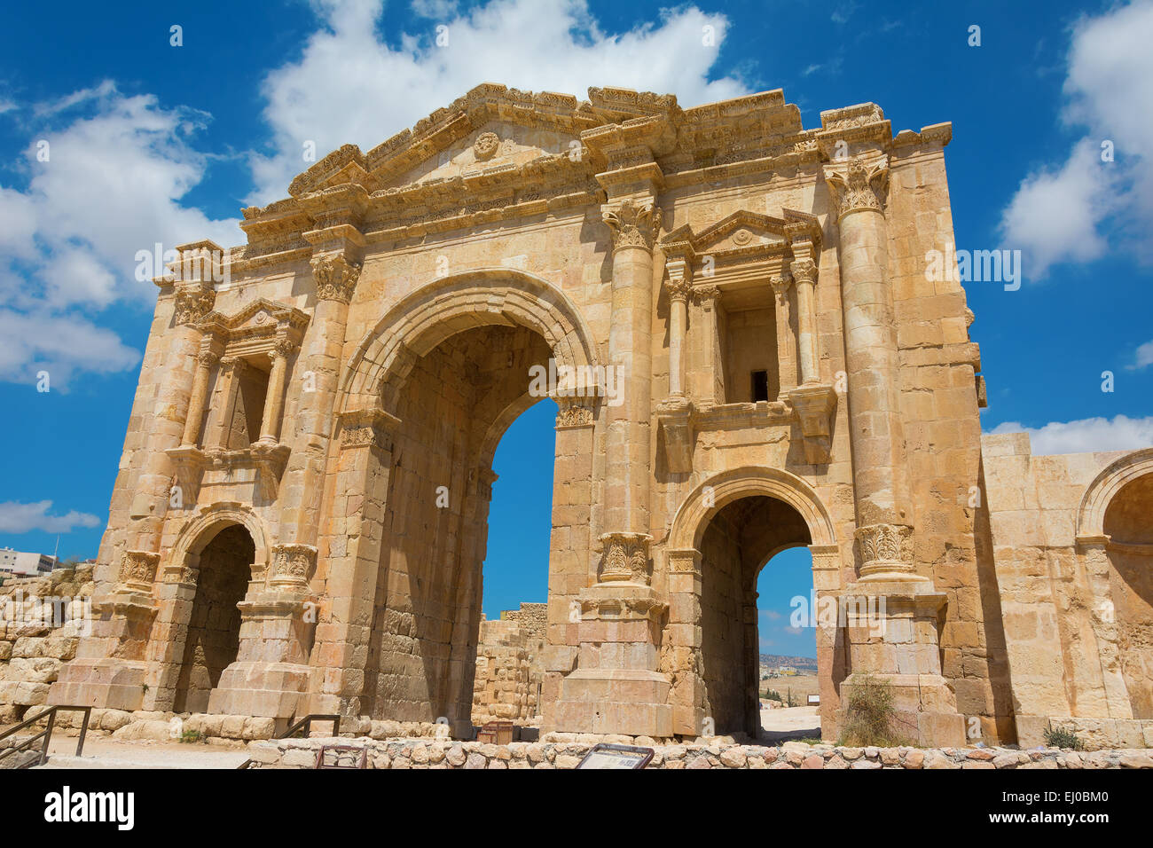 Der Bogen des Hadrian in Jerash in Jordanien zeigt die Frontansicht Stockfoto