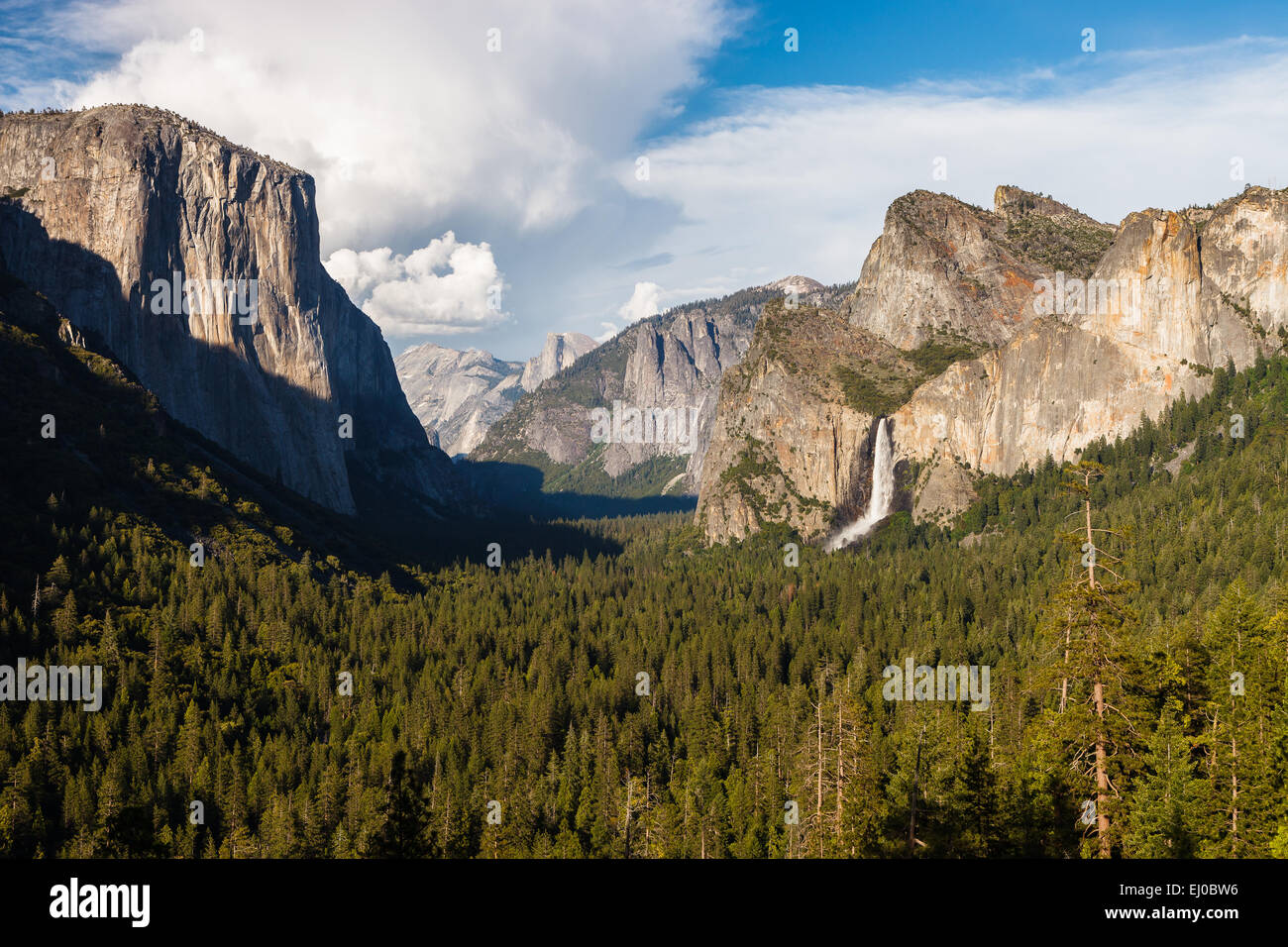 Yosemite Valley vom Tunnel View Point, Yosemite-Nationalpark, Kalifornien, Vereinigte Staaten von Amerika. Stockfoto