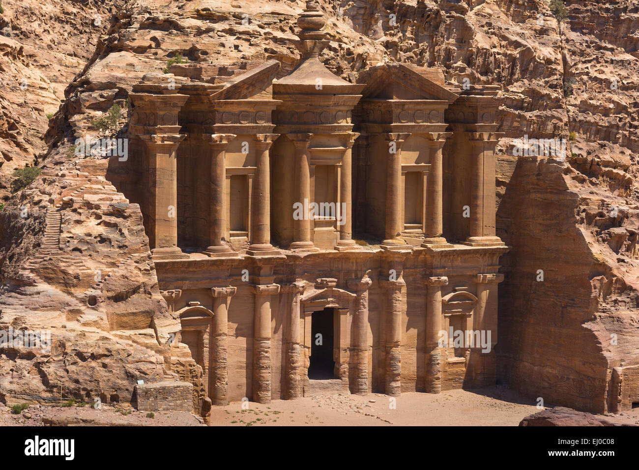 Al-Deir Grab Bestandteil der Petra in Jordanien ähnlich wie die berühmte Schatzkammer komplexe geschnitzt Gebäude. Stockfoto