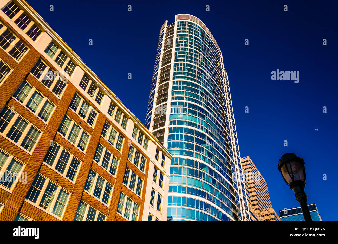Straßenlaterne und Apartment-Gebäude in Philadelphia, Pennsylvania. Stockfoto