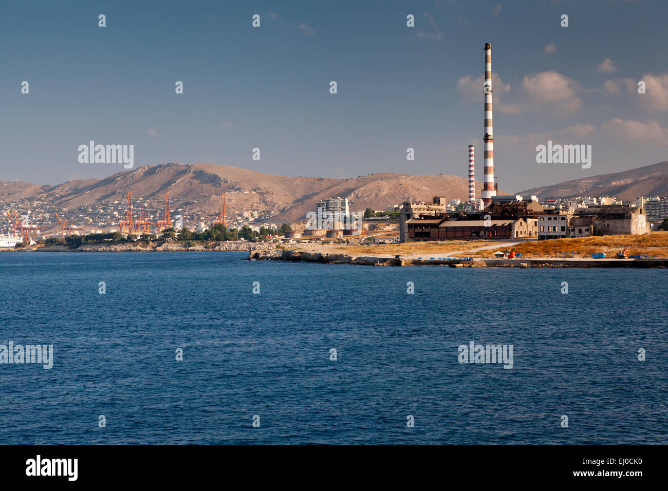Eine Raffinerie in der Nähe von Hafen von Piräus in Athen, Griechenland. Stockfoto