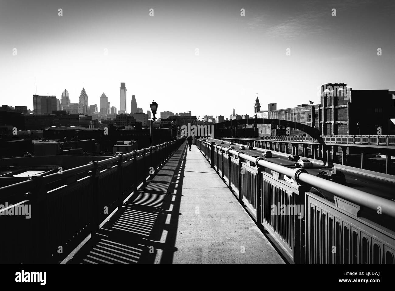 Ben Franklin Brücke Gehweg und Skyline, in Philadelphia, Pennsylvania. Stockfoto