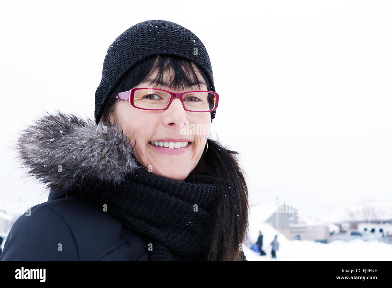 Ehrliches Porträt der Frau mittleren Alters im Freien tragen Winterkleidung Stockfoto