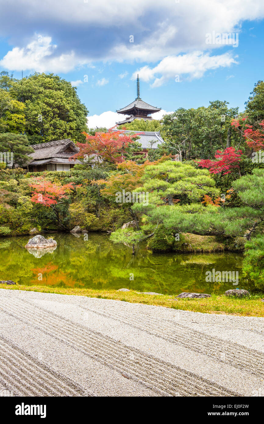 Japan, Asien, Kyoto, Landschaft, Ninna-Ji, Tempel, Welterbe, Architektur, bunt, Herbst, Garten, keine Menschen, Pagode, Teich, Stockfoto