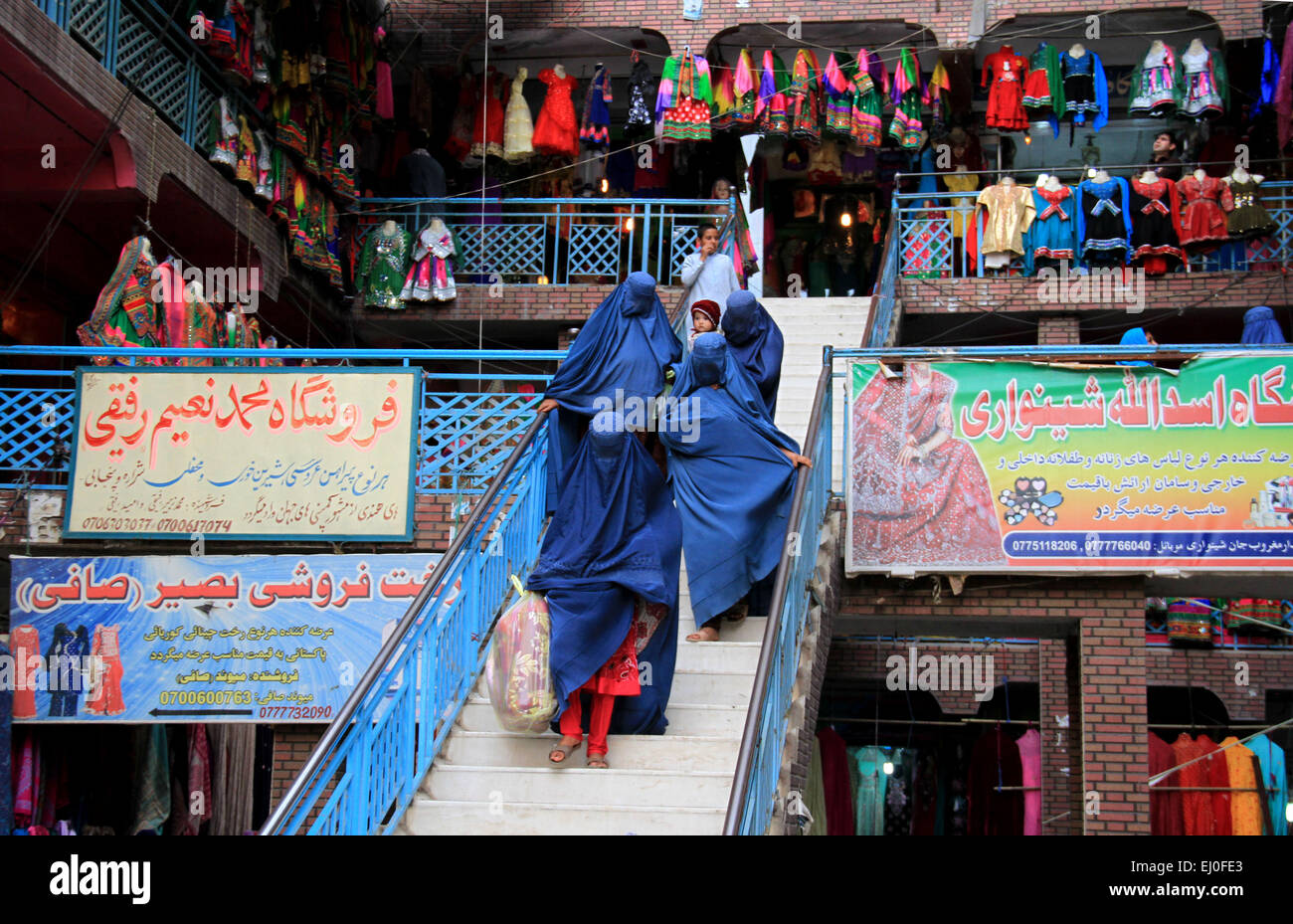 (150319)--NANGARHAR, 19. März 2015 (Xinhua)--afghanischen Frauen zu Fuß auf einem Markt in der Provinz Nangarhar, Ostafghanistan, 19. März 2015. (Xinhua/Tahir Safi) Stockfoto