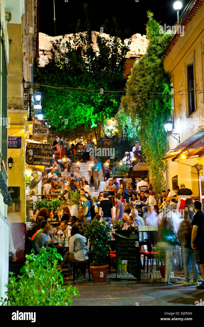 Plaka Street Cafe in der Nacht in Athen, Griechenland. Stockfoto