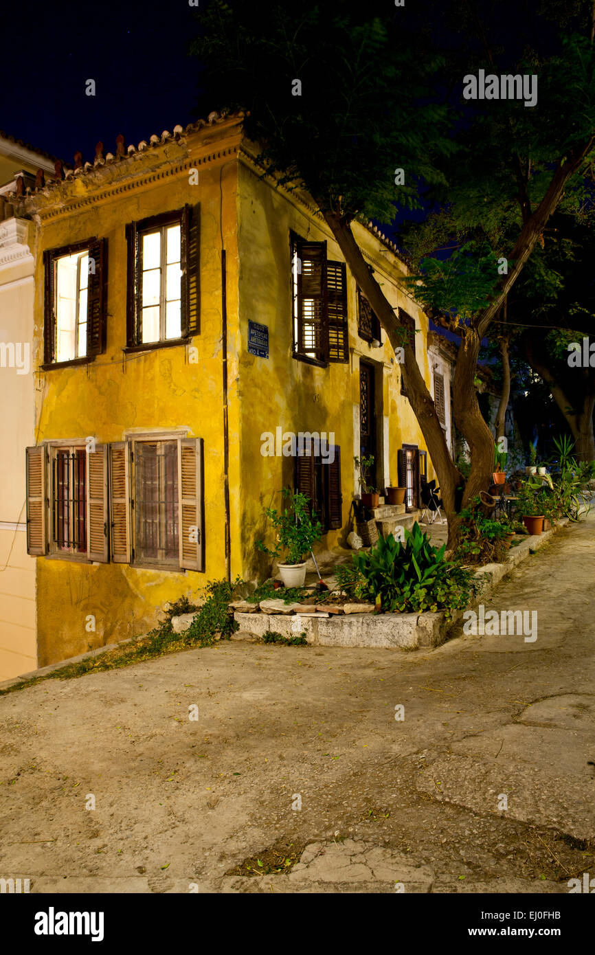 Eine typische Straße mit Häusern in Plaka in Athen, Griechenland. Stockfoto