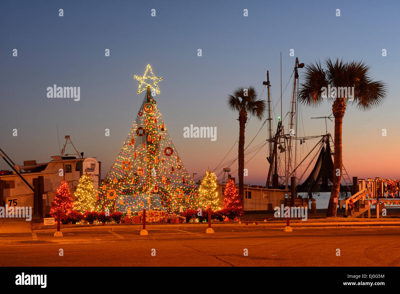 USA, Florida, Franklin County, Apalachicola, Weihnachtsbaum entlang der Docks, Stockfoto