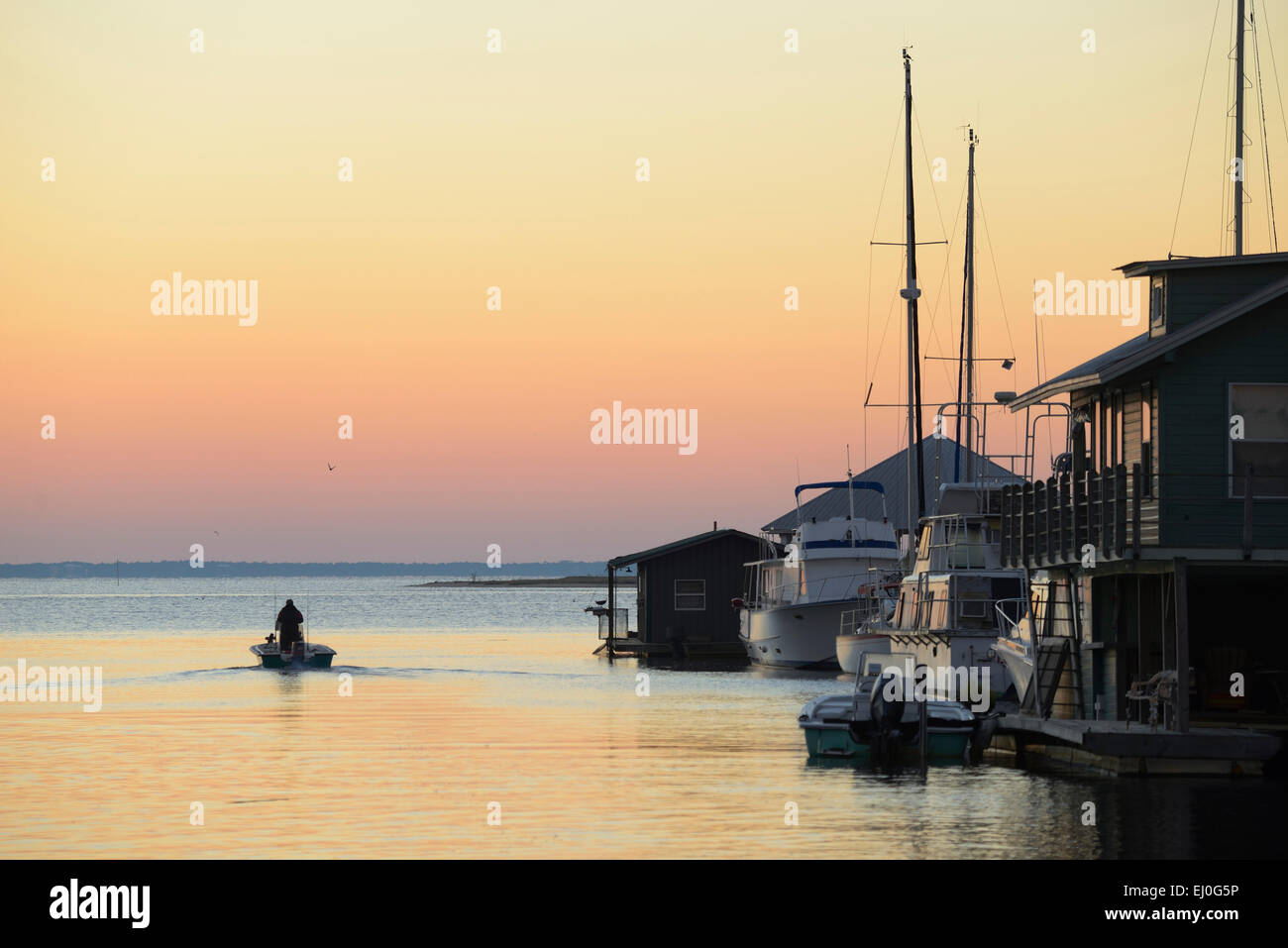 USA, Florida, Franklin County, Apalachicola, Dock und Boote entlang des Flusses, Stockfoto