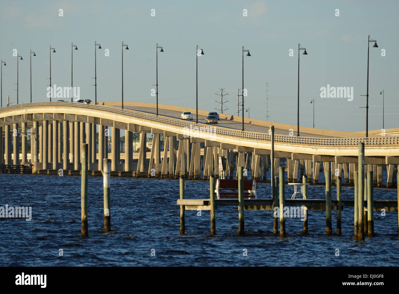 Punta Gorda, Florida, USA und Charlotte County Brücke über Peace River im Hafen von Charlotte Stockfoto