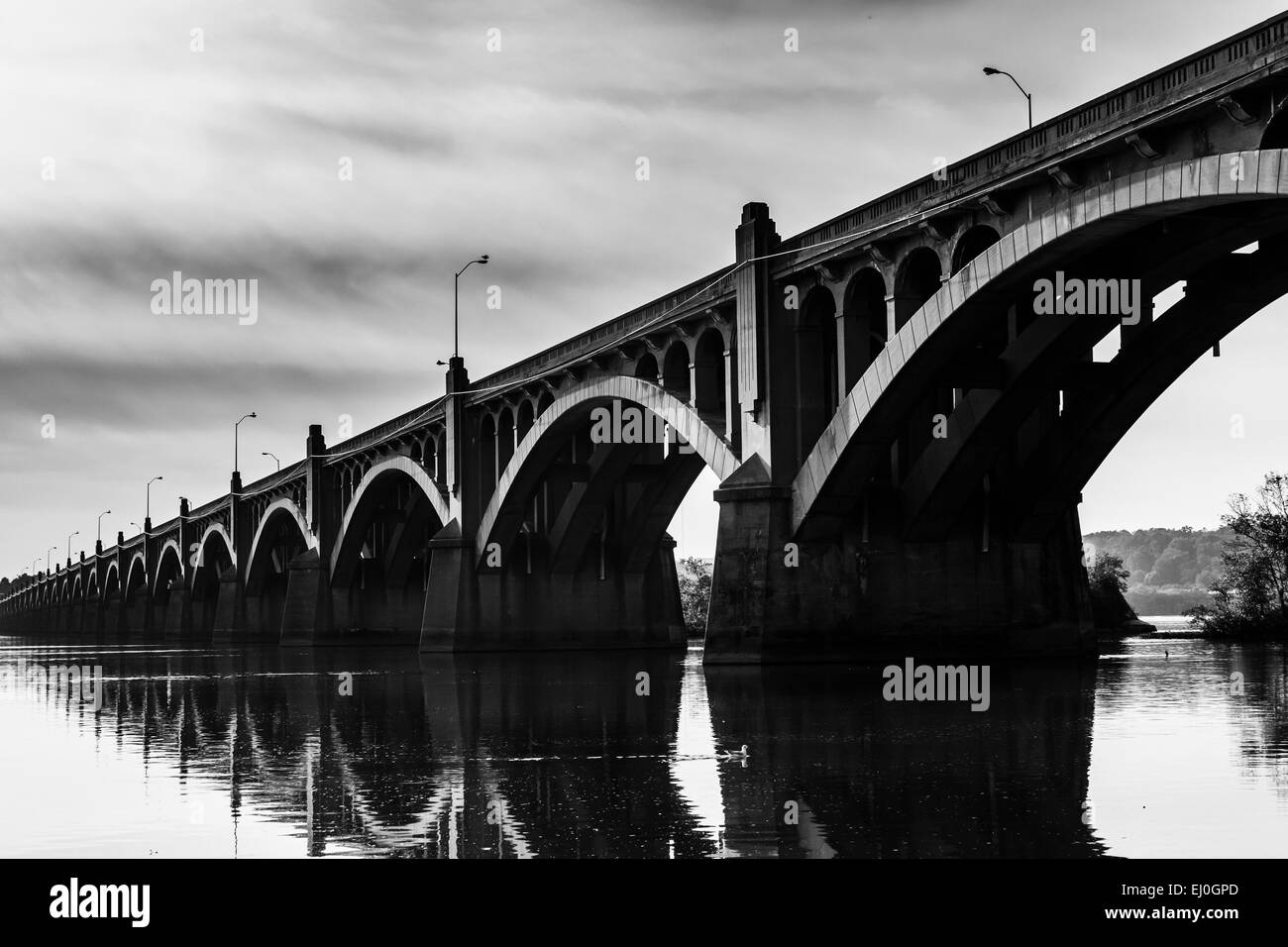 Die Veterans Memorial Bridge reflektiert in den Susquehanna River in Columbia, Pennsylvania. Stockfoto