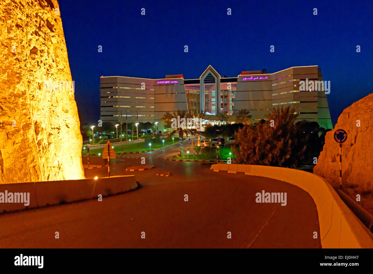 Asien, Vereinigte Arabische Emirate, Vereinigte Arabische Emirate, Abu Dhabi, Al Ain, Jebel Hafeet, Hotel Mercure Grand, Nacht, Architektur, Berge, Fahrzeuge, Stockfoto