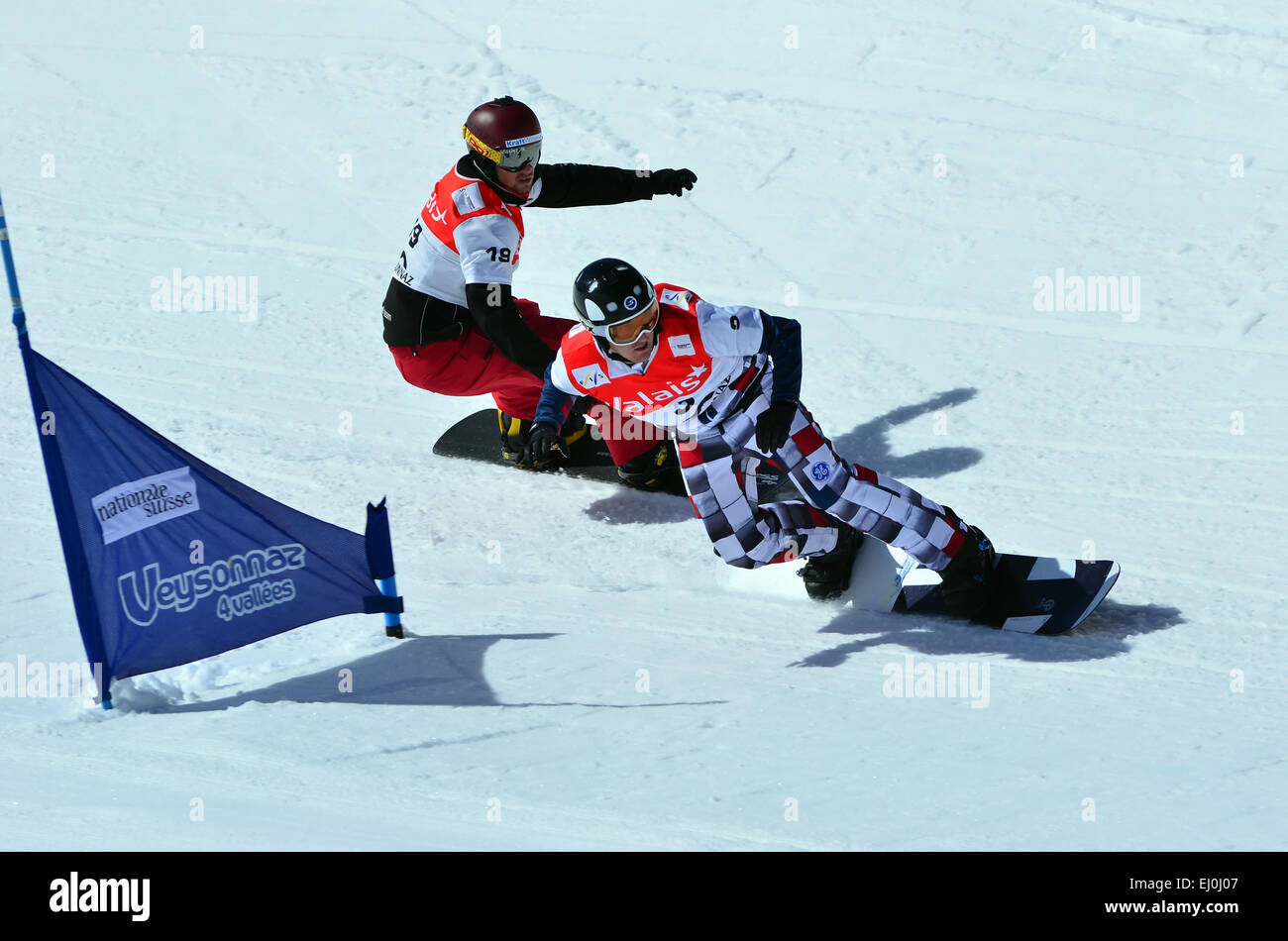 VEYSONNAZ, Schweiz - März 11: OLYUNIN (RUS) führt WATTER (SUI) im Snowboard Cross-Weltcup: 11. März 2014 in Veysonnaz Stockfoto