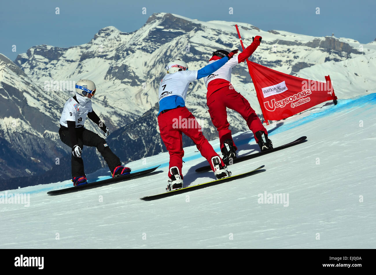 VEYSONNAZ, Schweiz - März 11: SCHAD führt HERNANDEZ dann SIVERTZEN auf dem Sprung in die Snowboard Cross-Weltcup: März 11, 2 Stockfoto