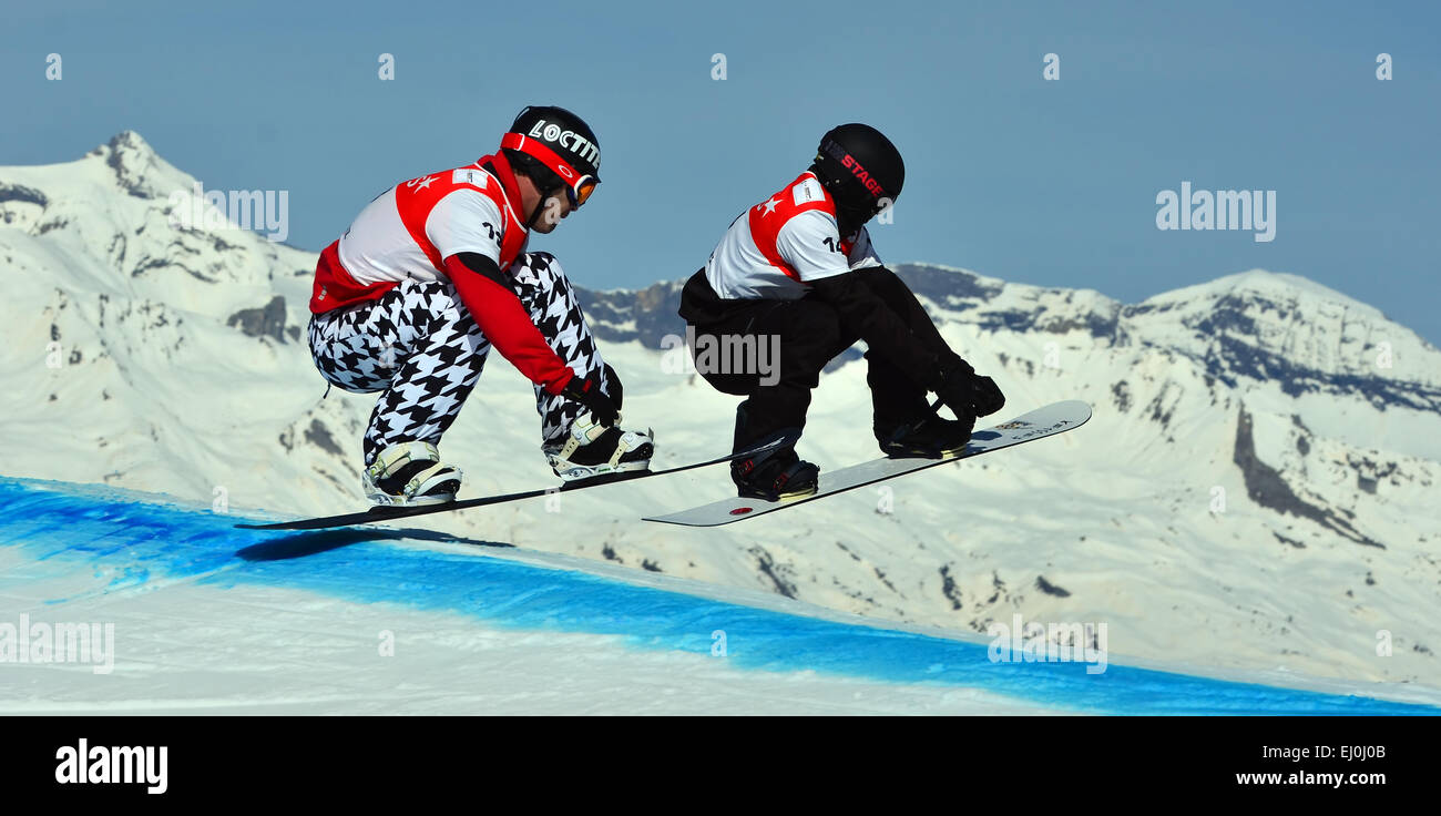 VEYSONNAZ, Schweiz - März 11: Jonathan CHEEVER führt Nick BAUMGARTNER beide USA auf dem Sprung in die Snowboard Cross World Cup: Stockfoto