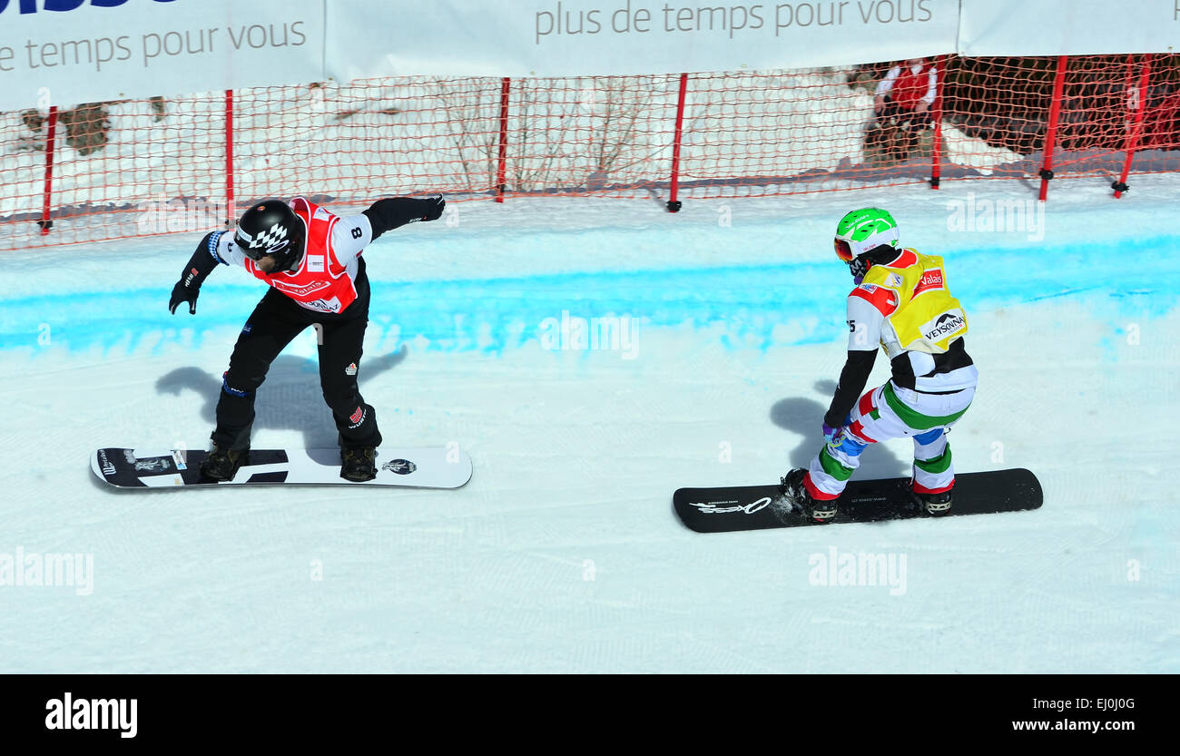 VEYSONNAZ, Schweiz - März 11: SCHAD (GER) führt PERATHONER (ITA) im Snowboard Cross-Weltcup: 11. März 2014 in Veyson Stockfoto