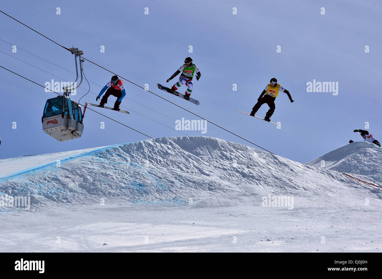 VEYSONNAZ, Schweiz - März 11: HERNANDES (SPA) führt GODINO (ITA) dann BANKES (FRA) über einem hohen Sprung im Snowboardcross Stockfoto