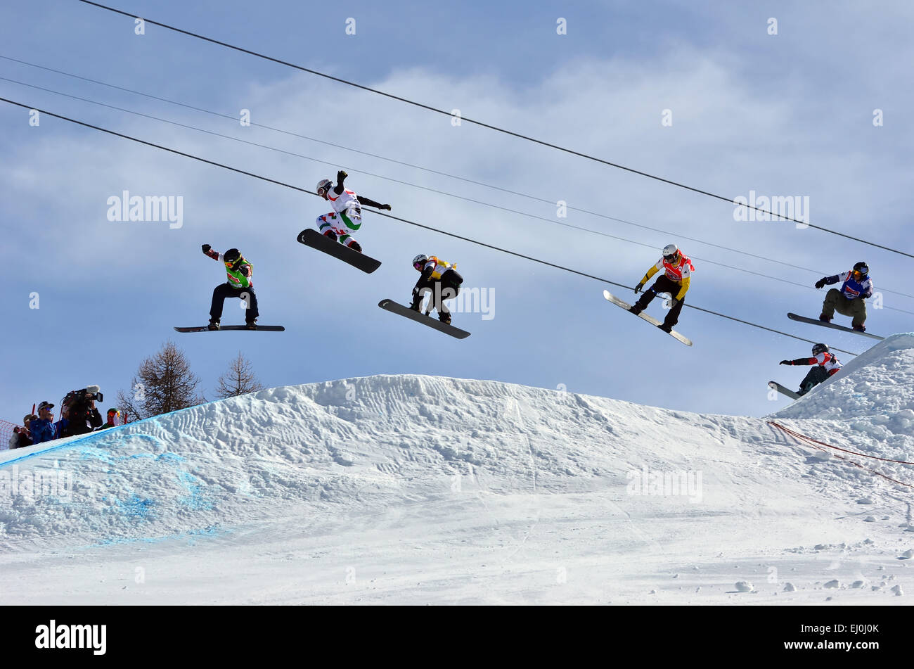 VEYSONNAZ, Schweiz - März 11: Konkurrenten zusammen auf einem hohen Sprung im Snowboard Cross-Weltcup Springen: 11. März 2014 ich Stockfoto