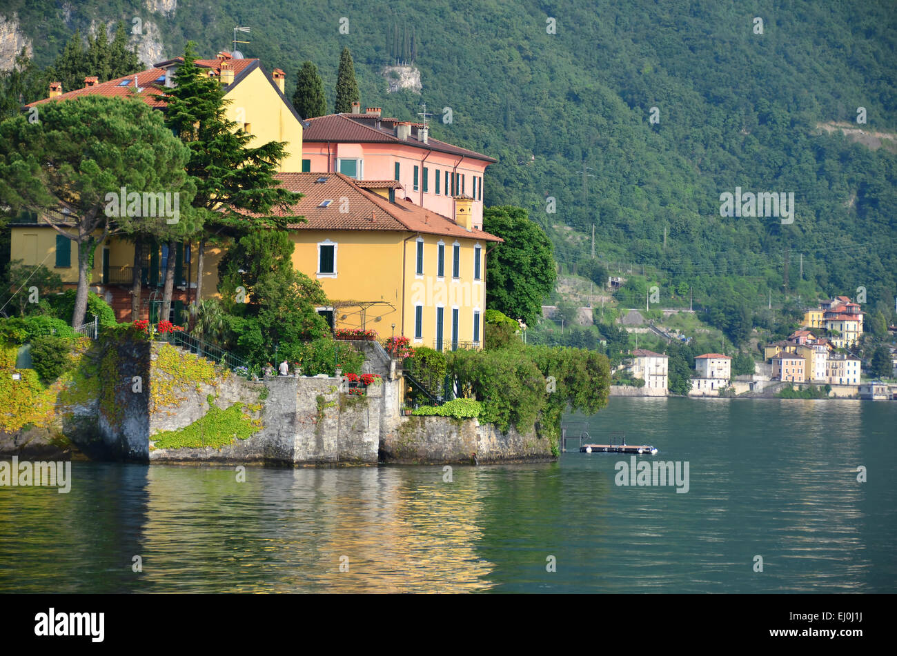 Wasser vorne Wohnimmobilien am Comer See, in den italienischen Alpen Stockfoto