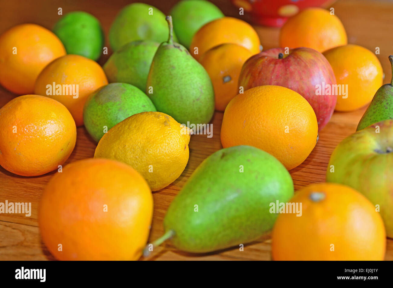 Auf einem Holztisch sitzend Fruchtvielfalt Stockfoto