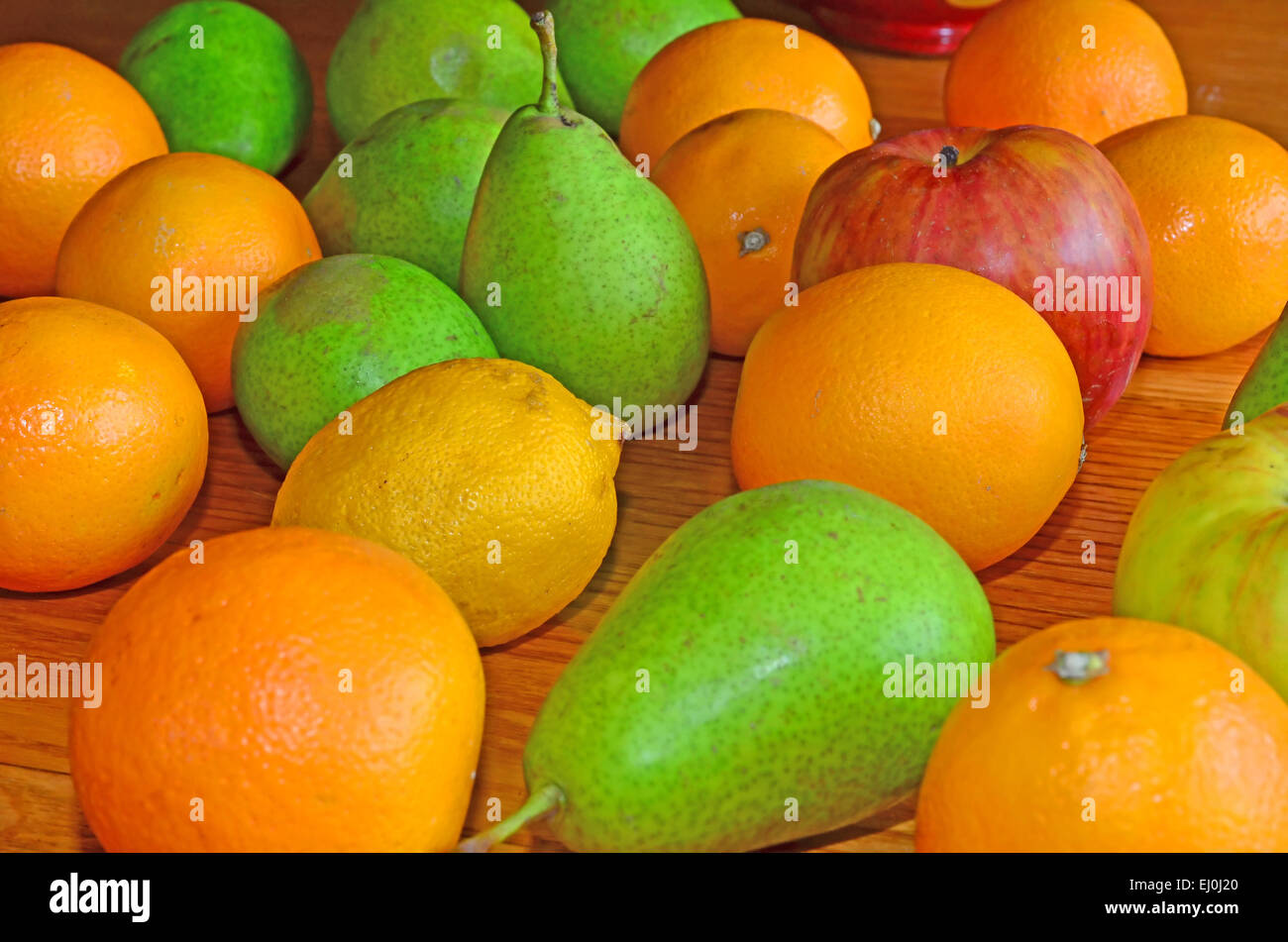 Gemischte Früchte auf einem Tisch Stockfoto