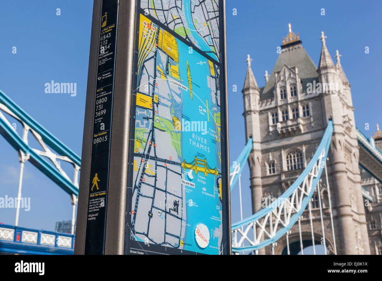 England, London, Tower Bridge und Detail der Straßenkarte Stockfoto