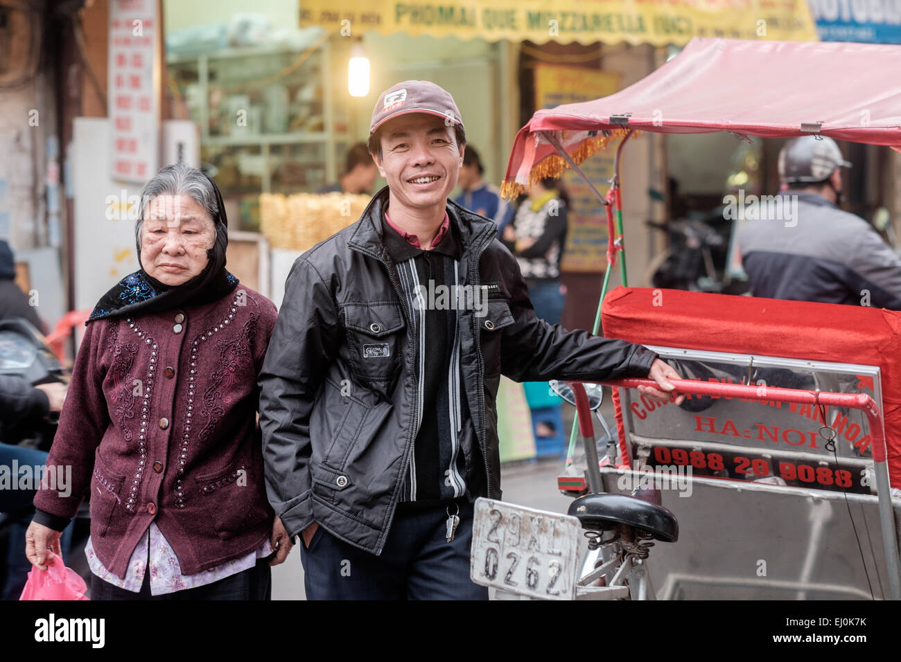 Rikscha-Fahrer wartet auf Kunden in der Altstadt von Hanoi, Vietnam. Stockfoto