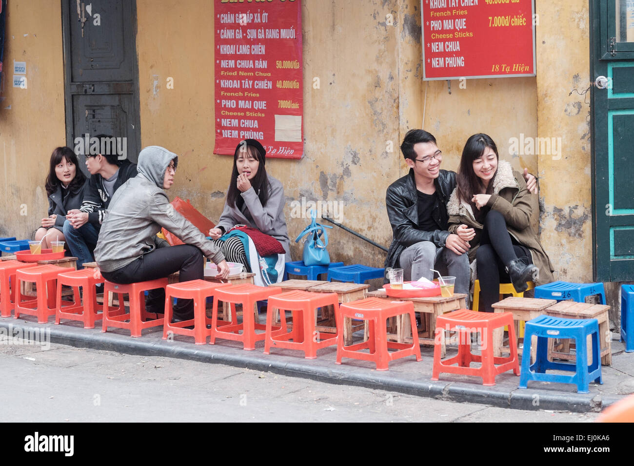 Vietnamesische Jugendliche in einem Outdoor-Restaurant in der Altstadt von Hanoi. Stockfoto