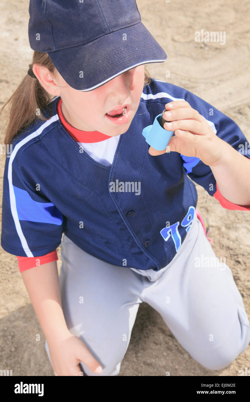 Ein Baseball-Spieler mit einer Asthma-Krise Stockfoto