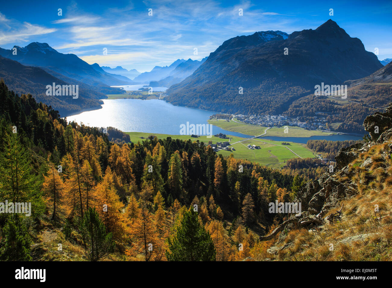 Wunderschone Berge In Graubunden Bildernull