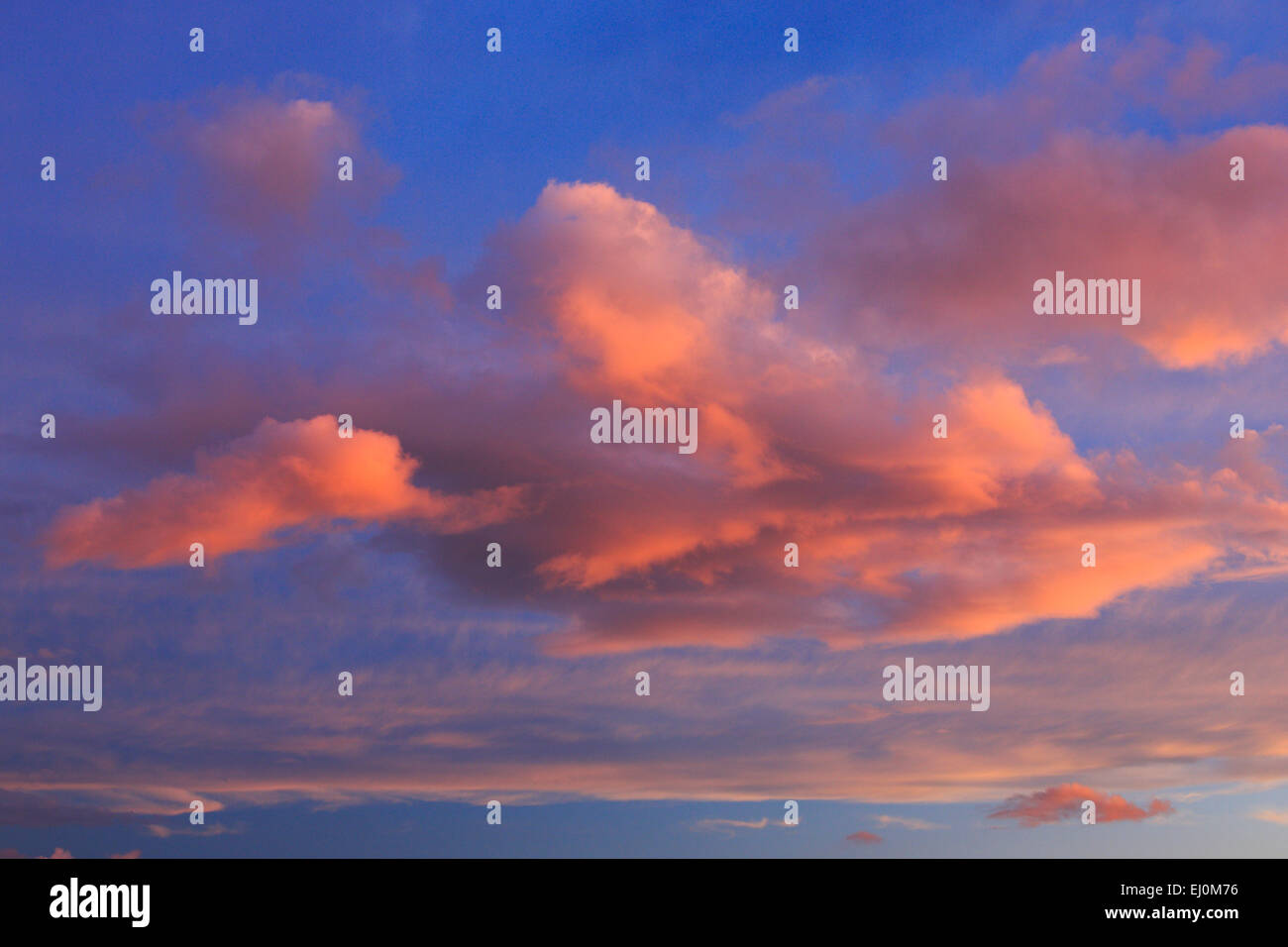 Abend, Großbritannien, Himmel, Sonnenuntergang, Sonnenuntergang, Wetter, Wind, Wolken, abstrakt, rot, Stockfoto