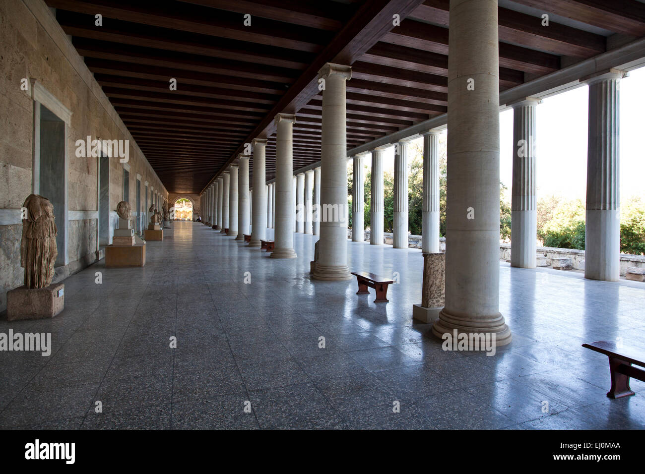 Die Stoa des Attalos in der antiken Agora von Athen in der Stadt von Athen. Stockfoto