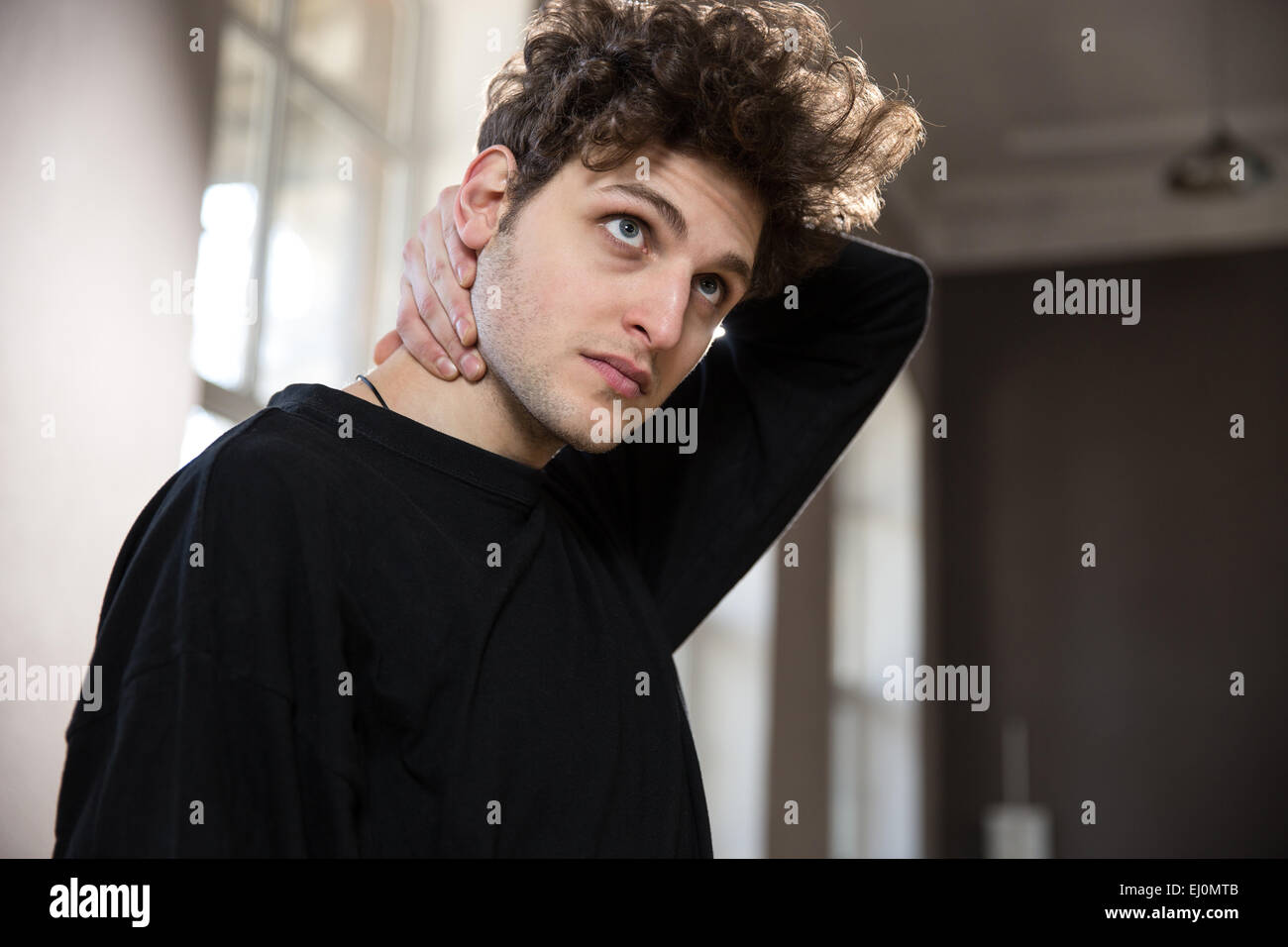 Junger Mann Hals dehnen und blickte zu Fitness-Studio Stockfoto