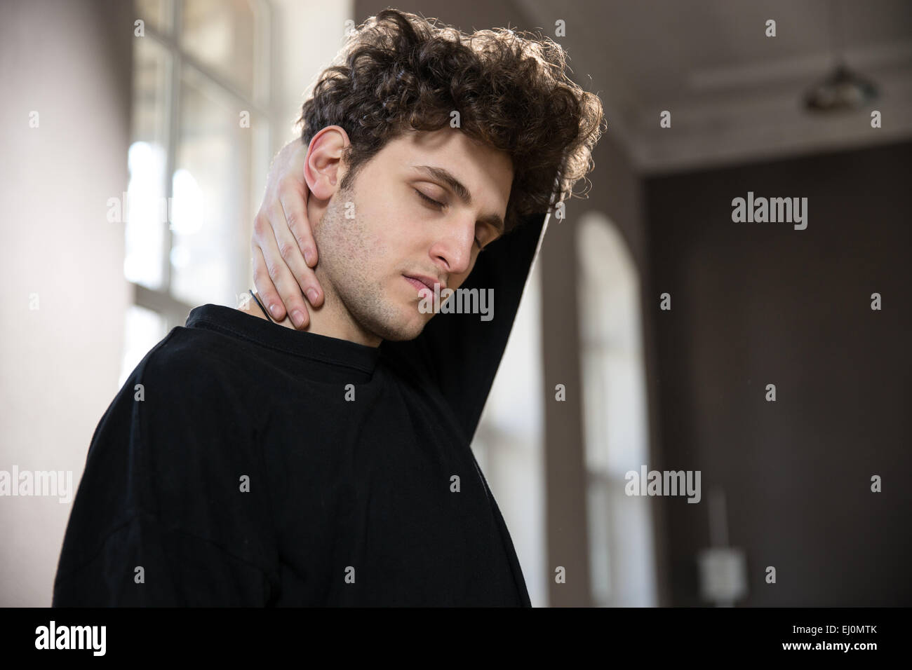 Junger Mann stretching Hals am gym Stockfoto