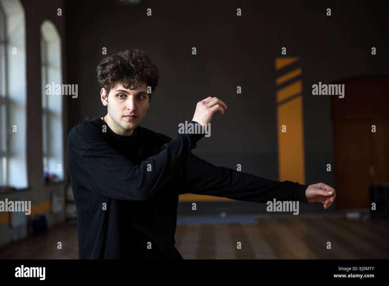 Hübscher junger Mann tanzen in der Turnhalle Stockfoto