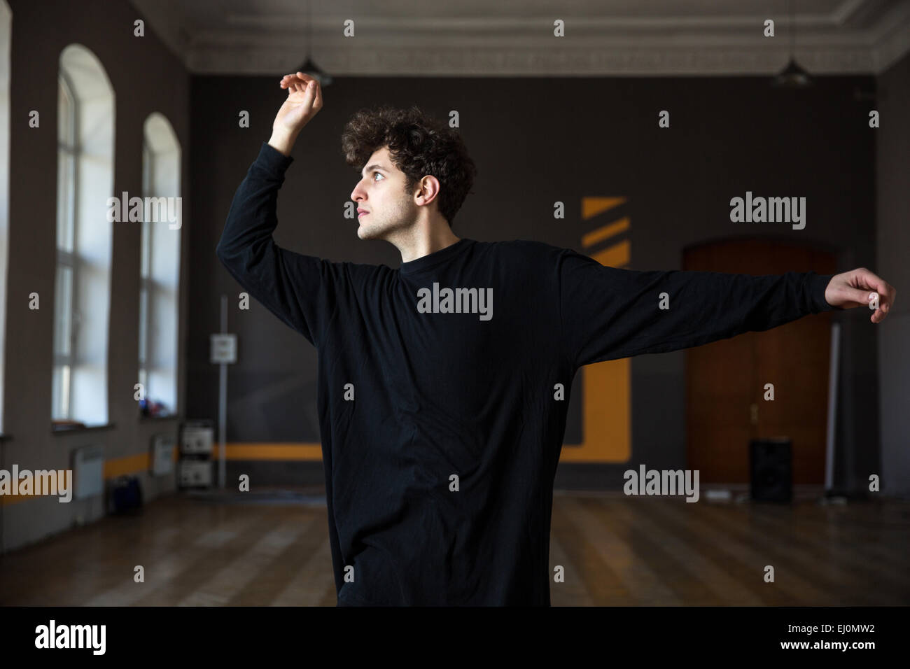 Portraito f ein hübscher junger Mann tanzen in der Turnhalle Stockfoto